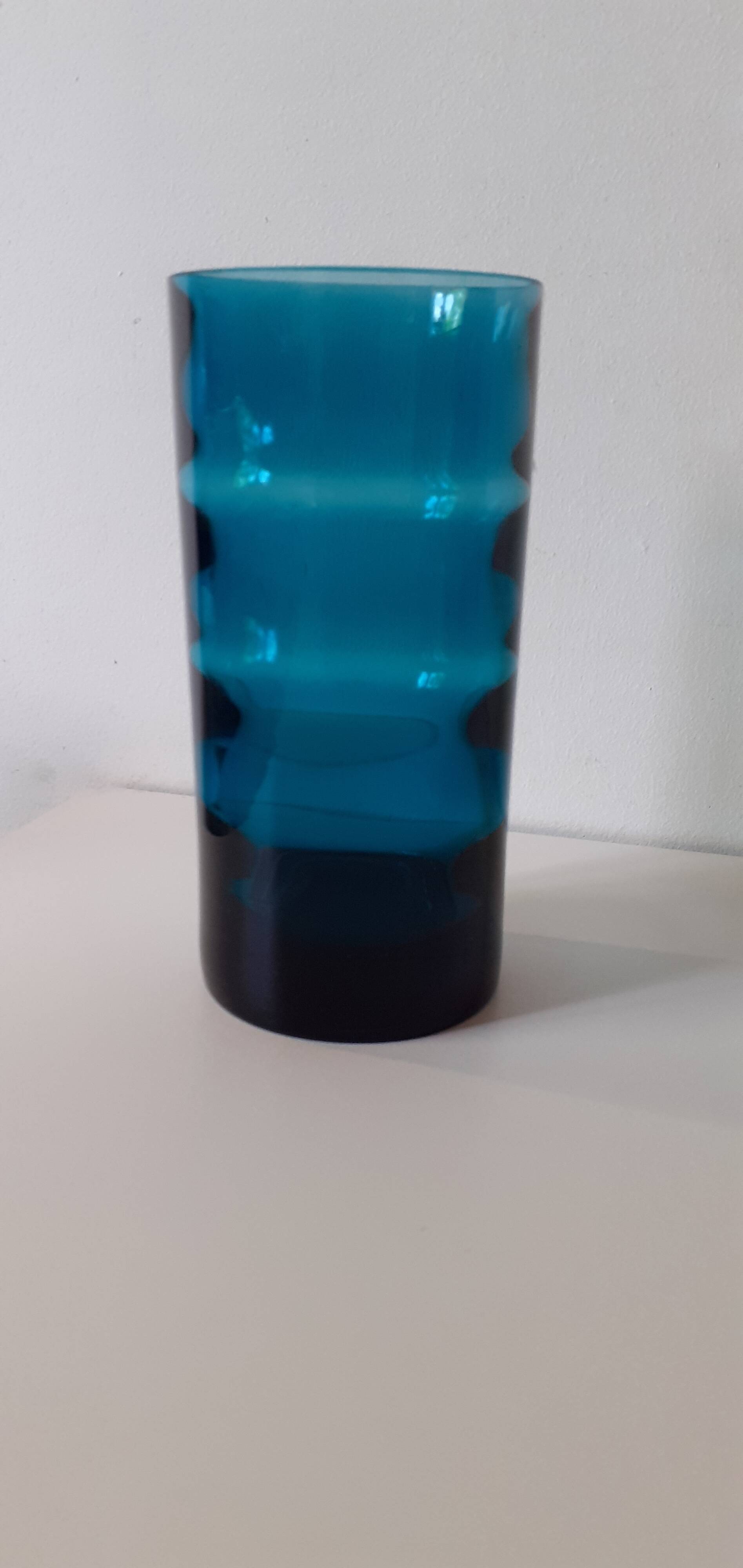 Vase en verre bleu