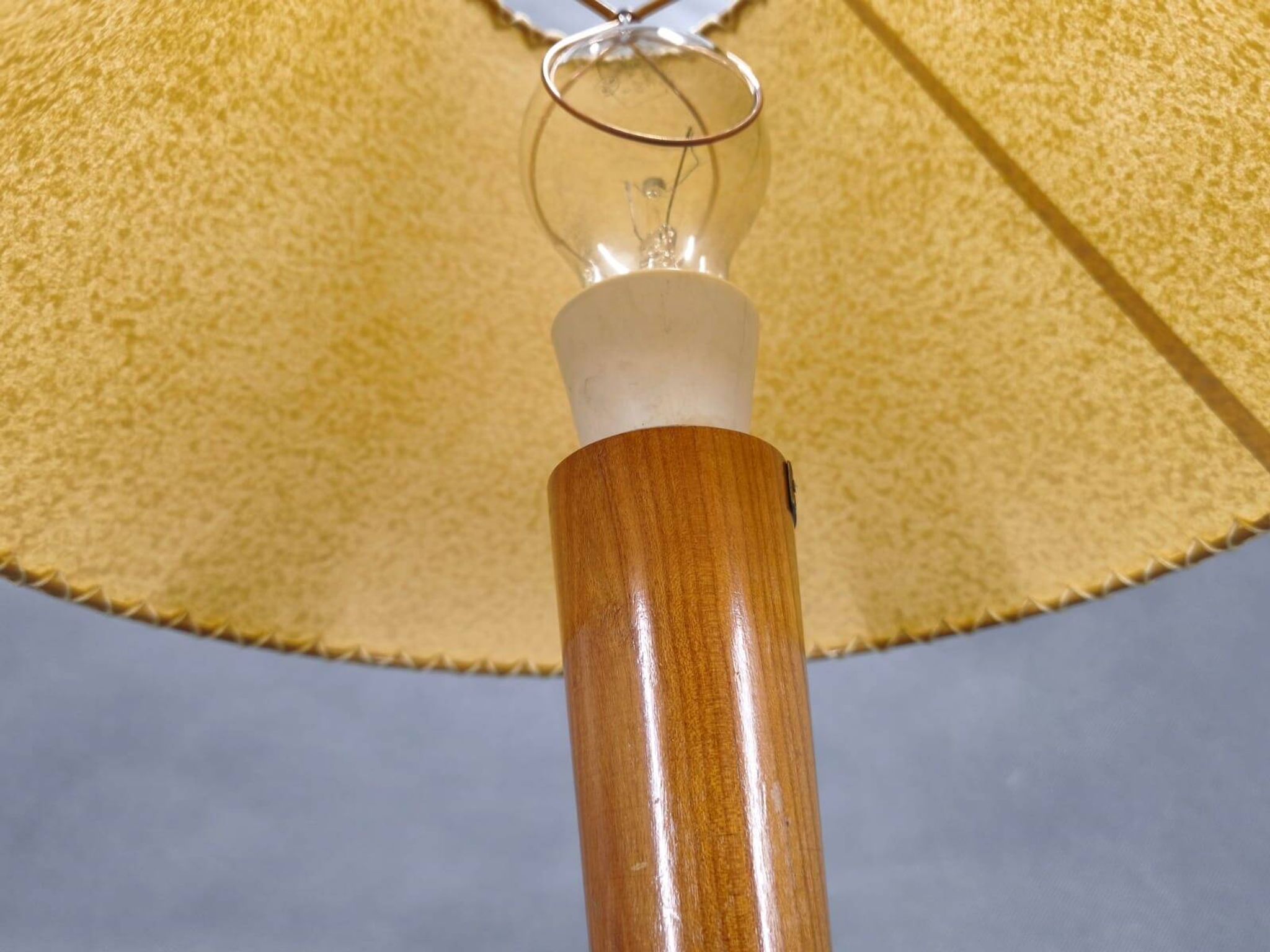 Lampe de table en érable des années 60, base trépied style ULUV.