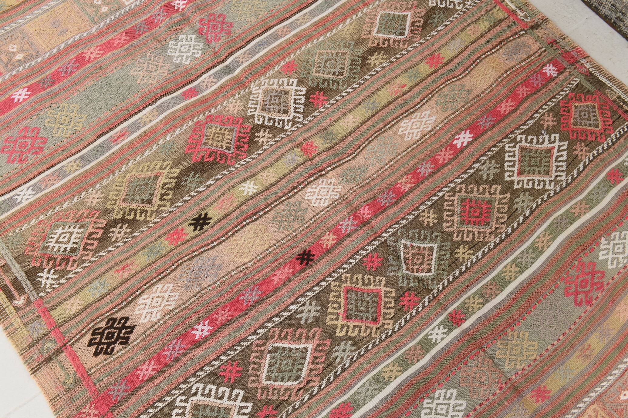 Tapis kilim ancien pastel, teintes délavées rose & vert, charme bohème,