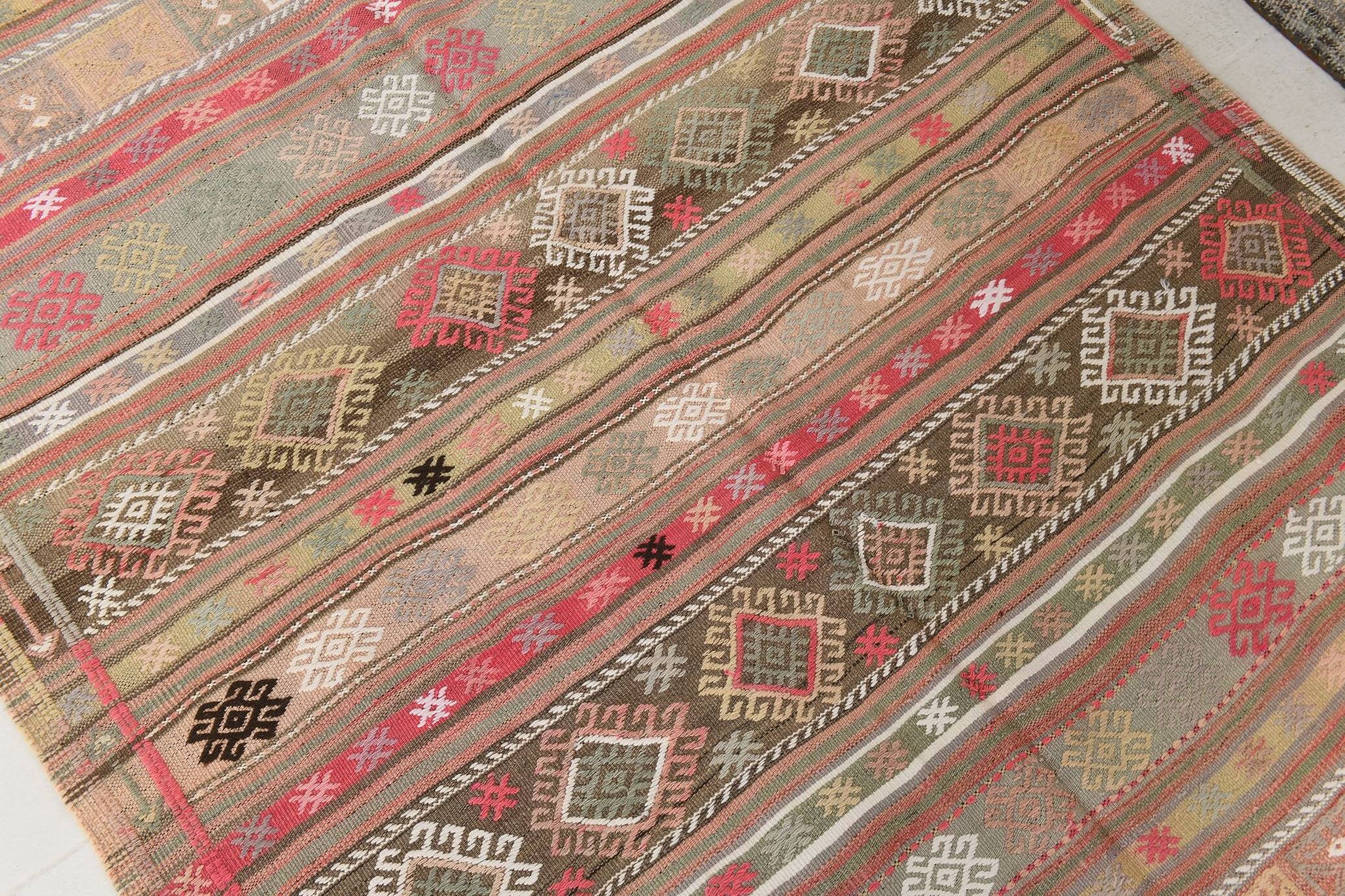 Tapis kilim ancien pastel, teintes délavées rose & vert, charme bohème,