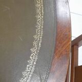 Table ronde style anglais dessus cuir vert et doré quadripode avec griffes  en laiton