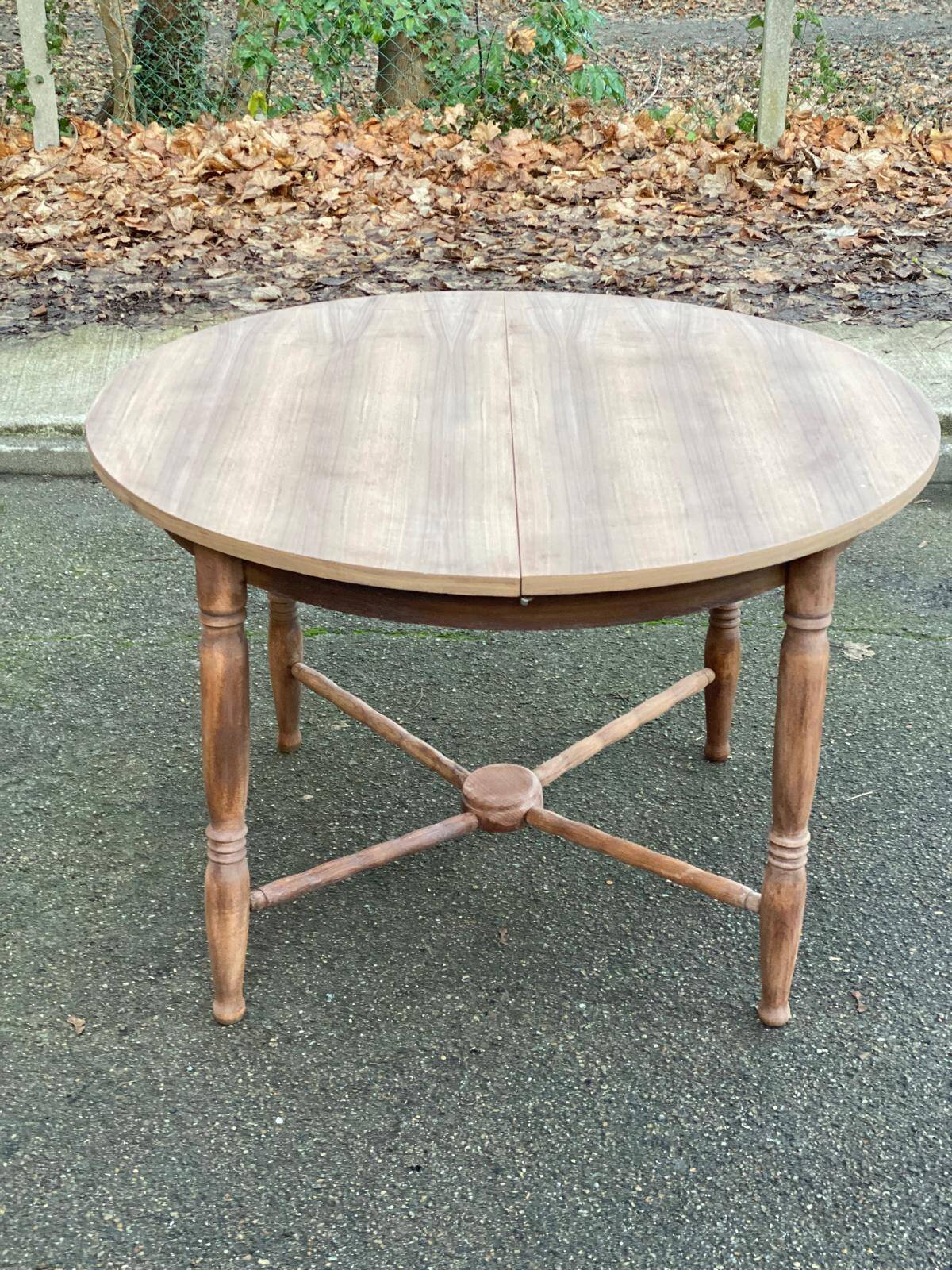 19th-century round extendable dining table with crossed legs, 115cm.