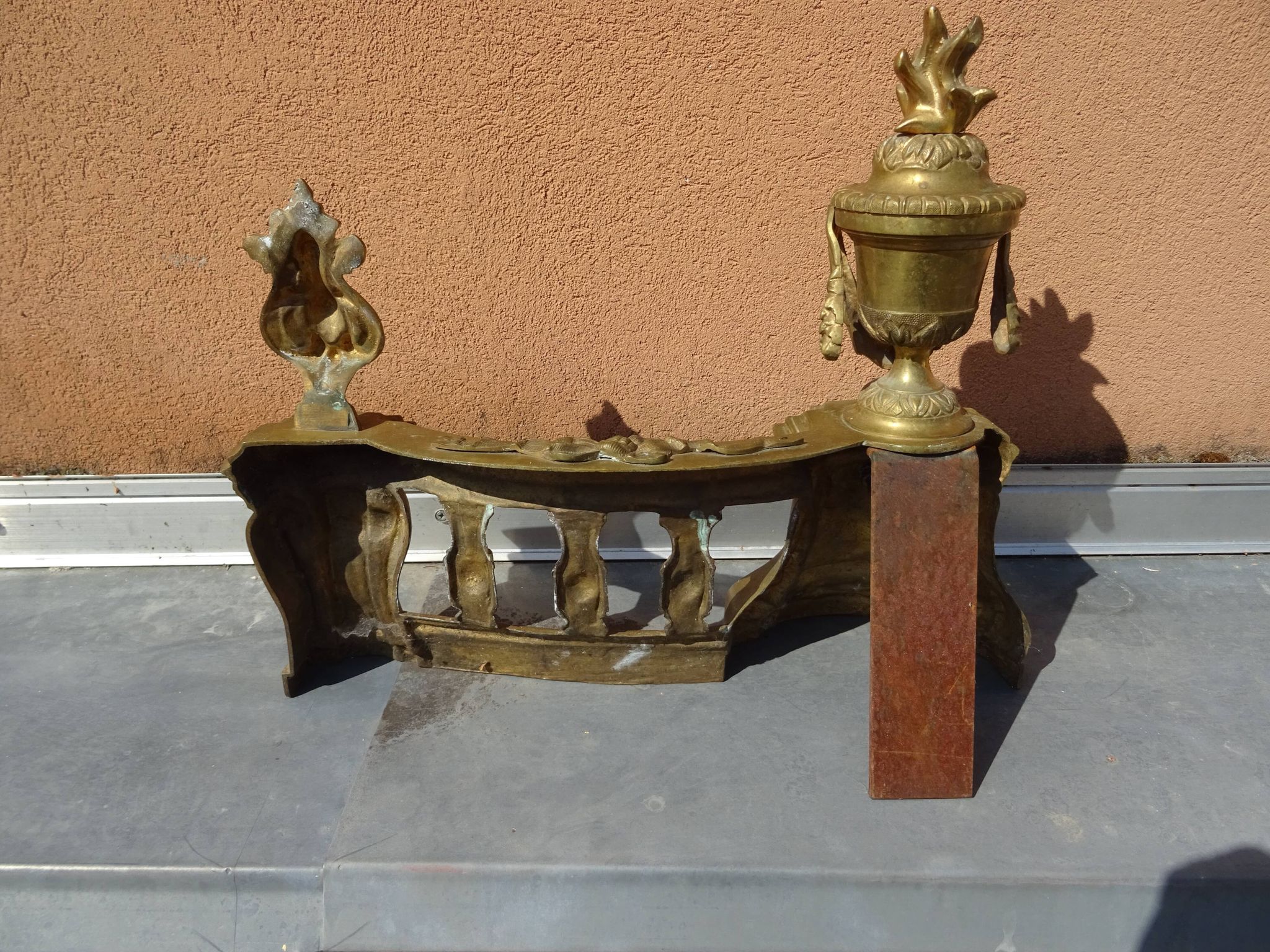 Ensemble de 3 pièces chenets et barre de cheminée en bronze xixème