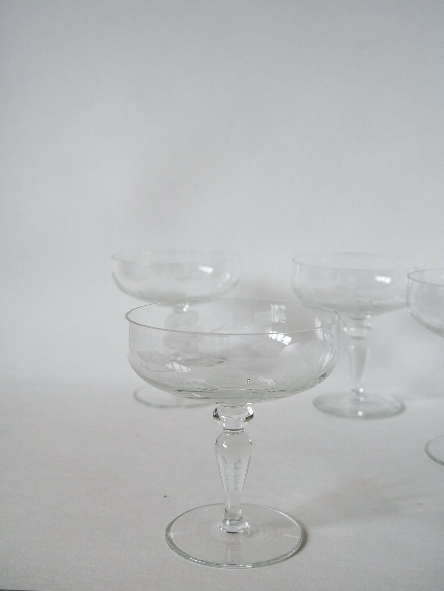set of 4 very large champagne glasses in engraved crystal 1950 12 x 11 cm