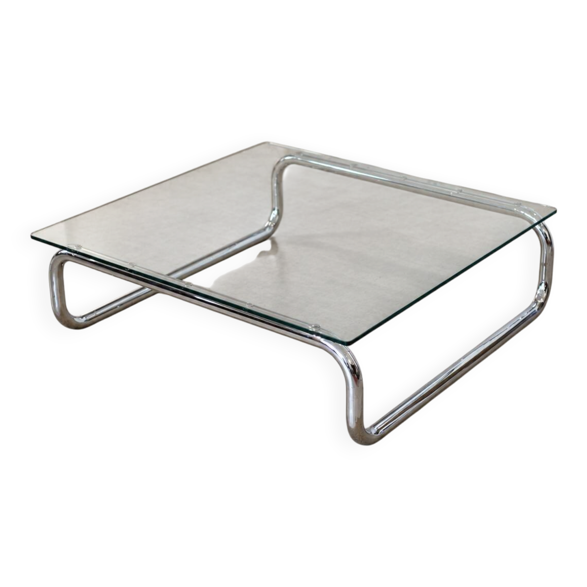 Coffee table in chrome with a glass top.