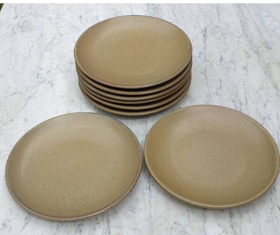 8 assiettes en grès