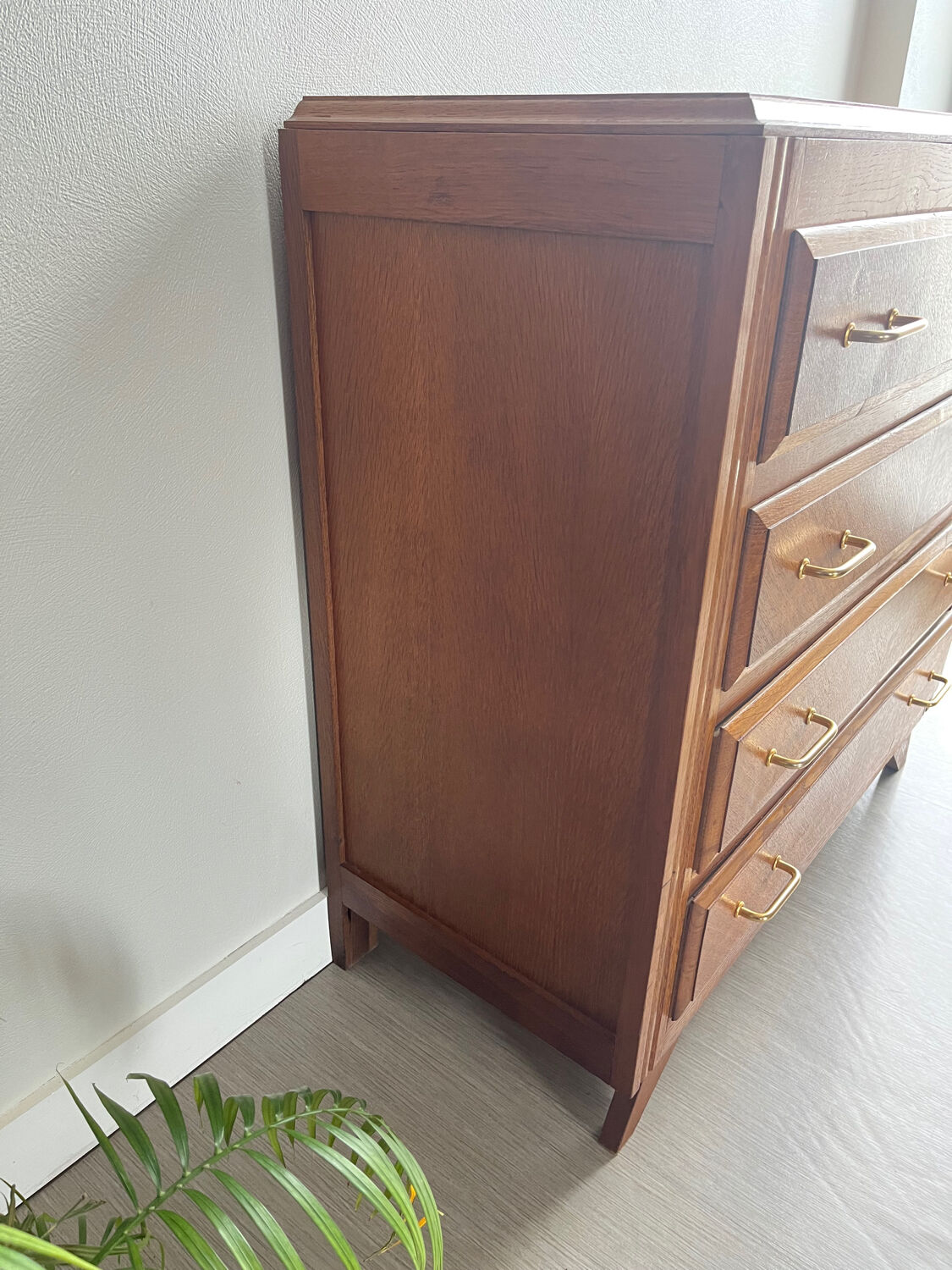 Vintage commode with tapered legs
