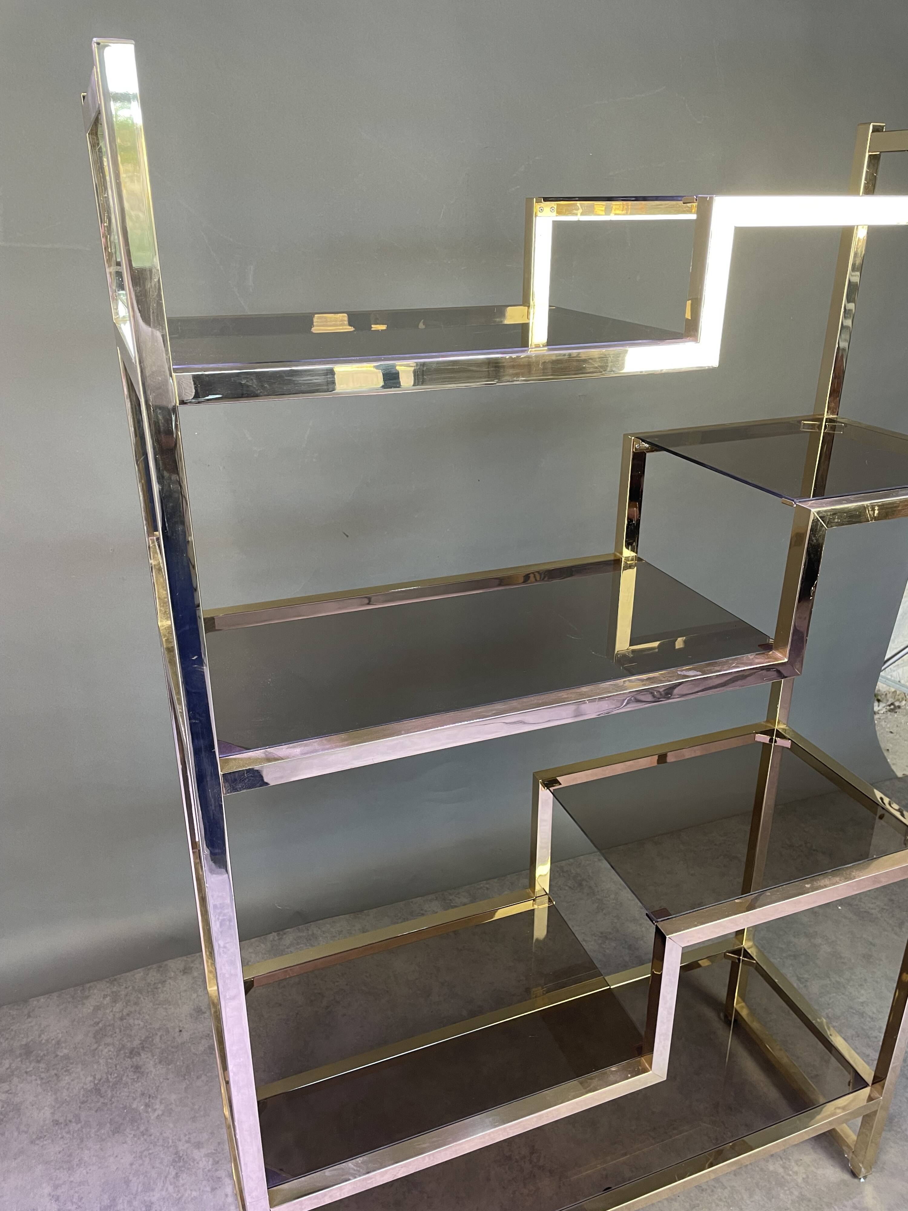 Etagère italienne en métal doré et verre fumé