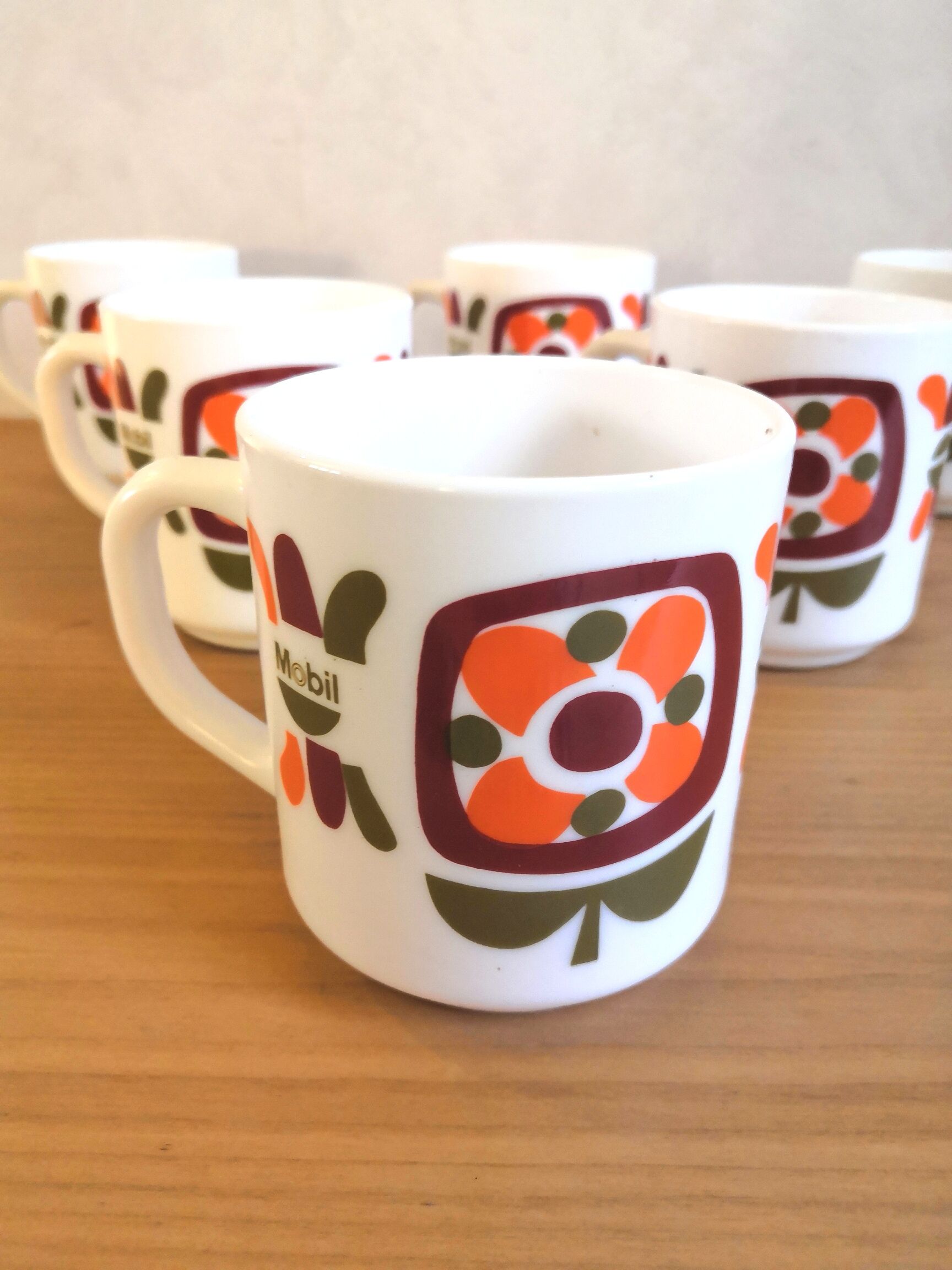 Série de 6 mugs design Mobil années 70