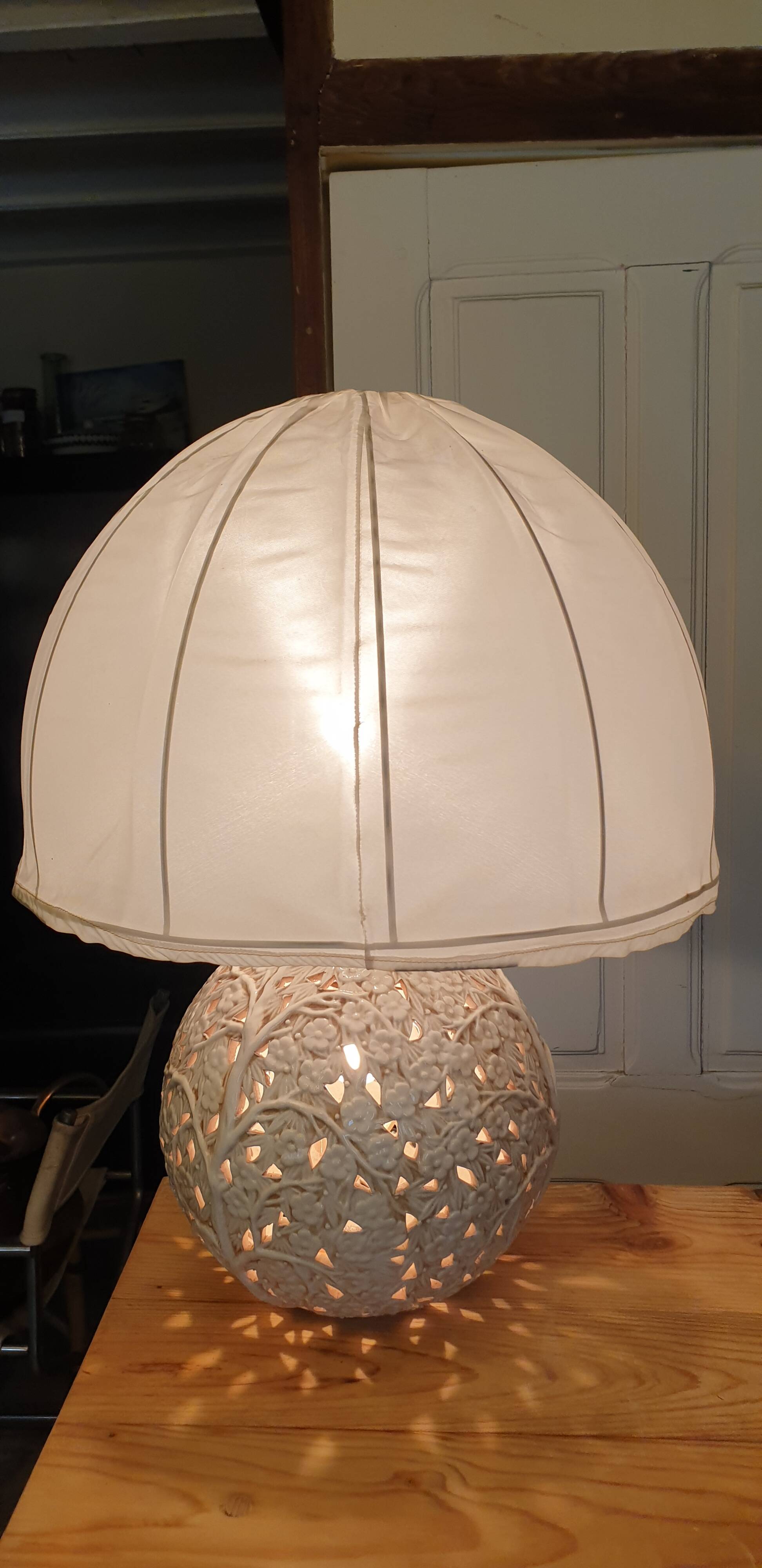 Openwork ceramic lamp