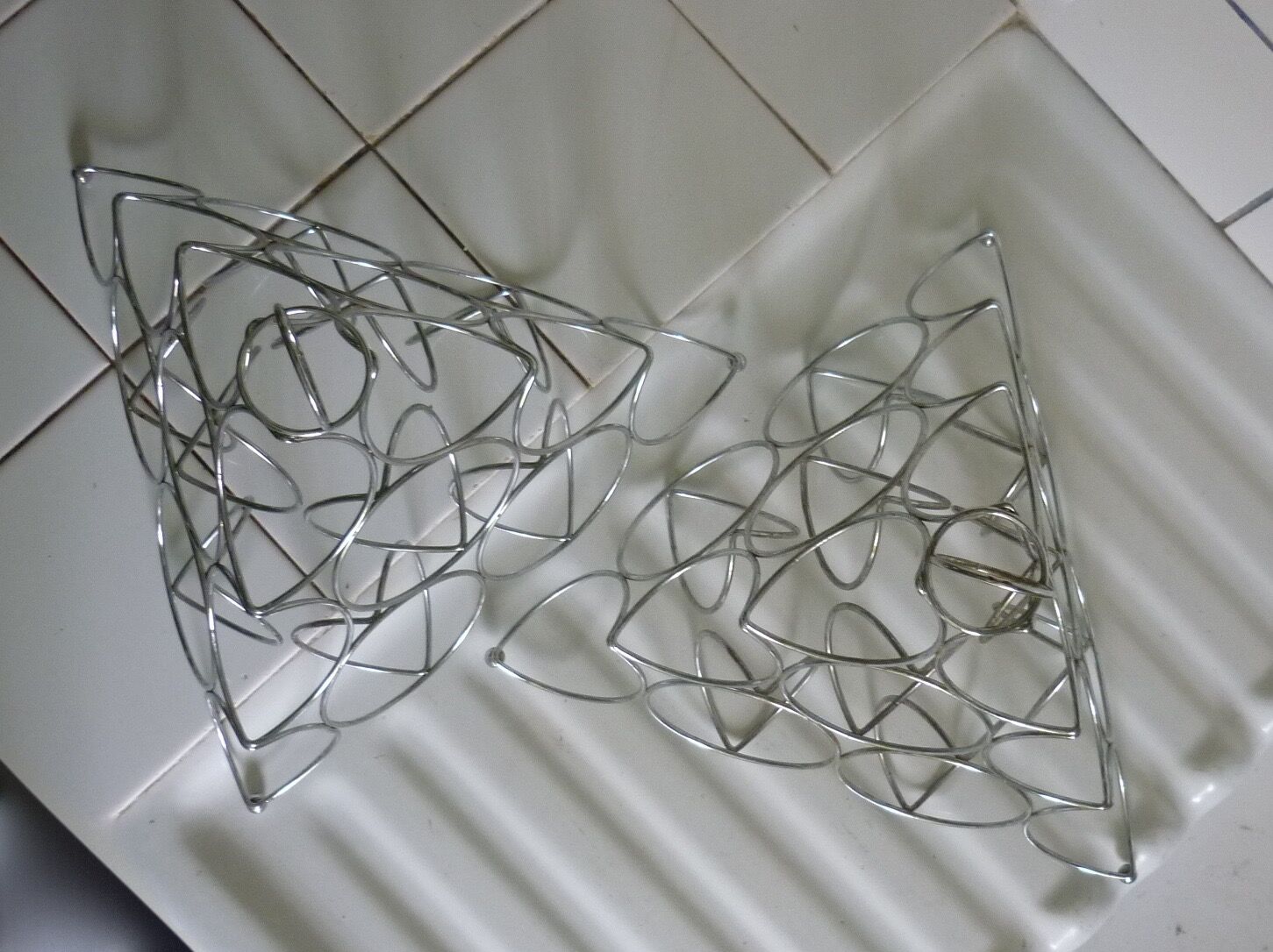 Door-fruit in metal wire