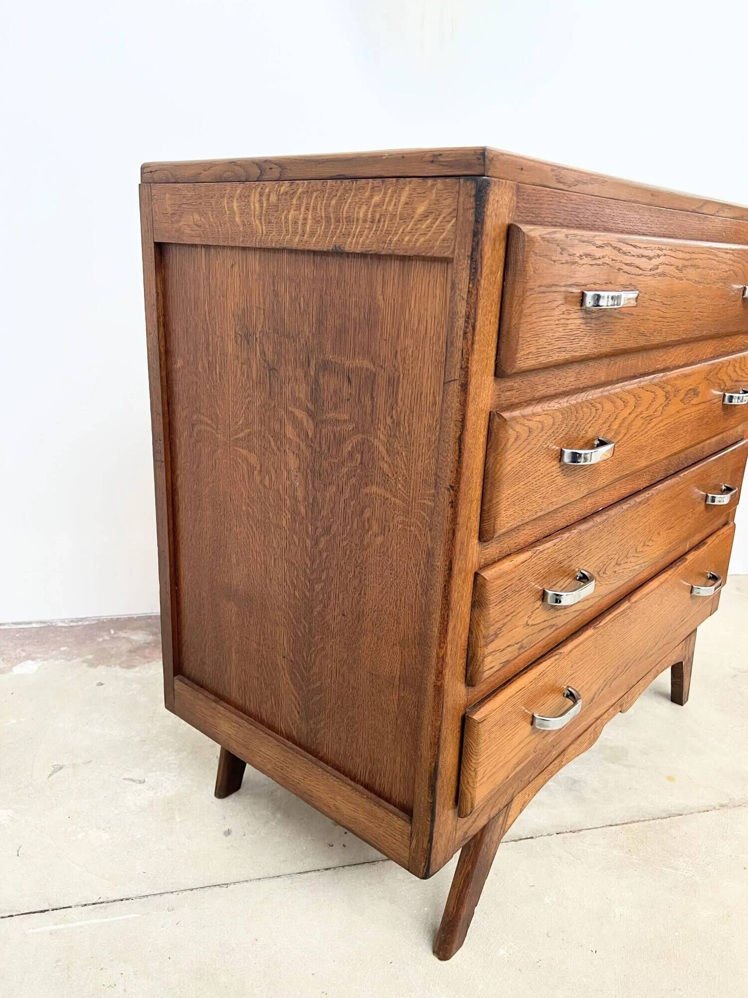 Commode vintage en chêne et poignées chrome – années 60