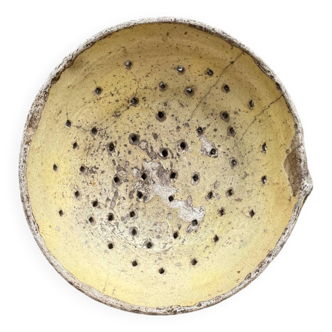 Auvergne faisselle plate from the 18th century in Provence
