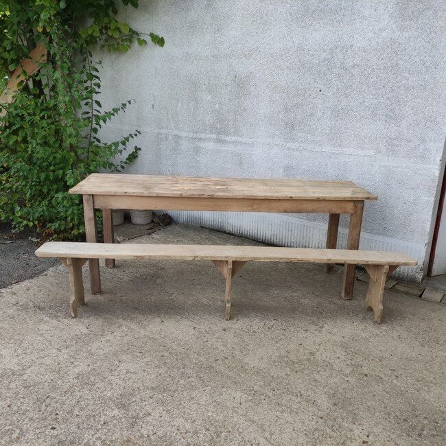Table de ferme longue et étroite