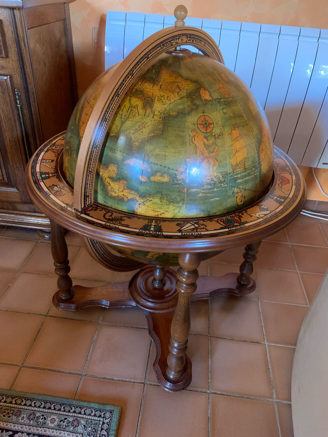 Globe bar vintage en bois – mini bar mappemonde