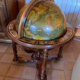 Globe bar vintage en bois – mini bar mappemonde