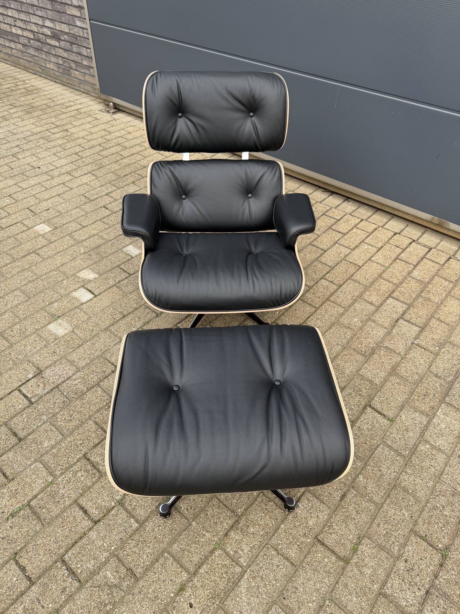 Vitra Eames Lounge chair XL + Ottoman, Zwart leder & Santos Palissander