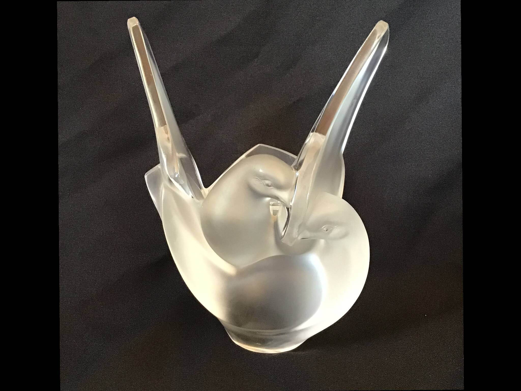 LaLIQUE France flower-picking vase model Sylvie two full entwined doves