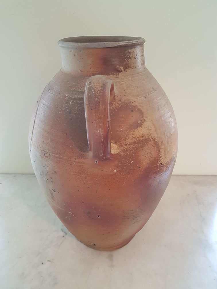 Oil jar in varnished sandstone