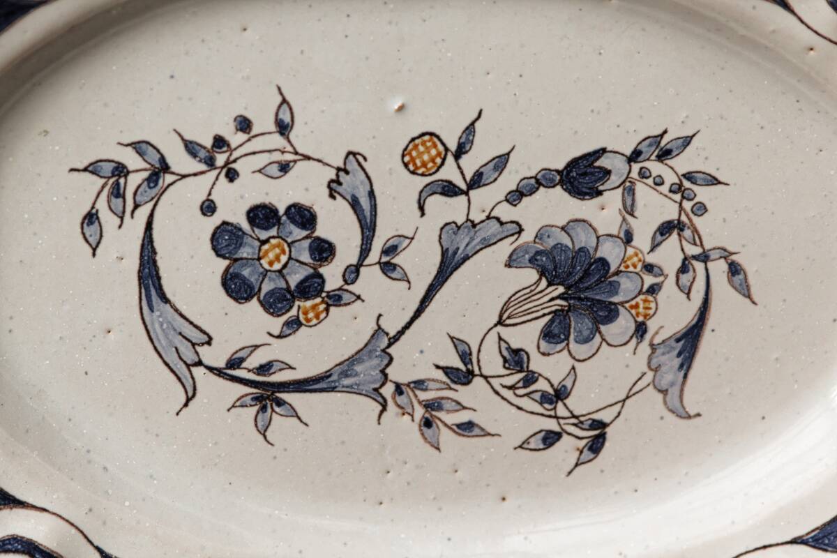 Plat ovale en faïence de Nevers