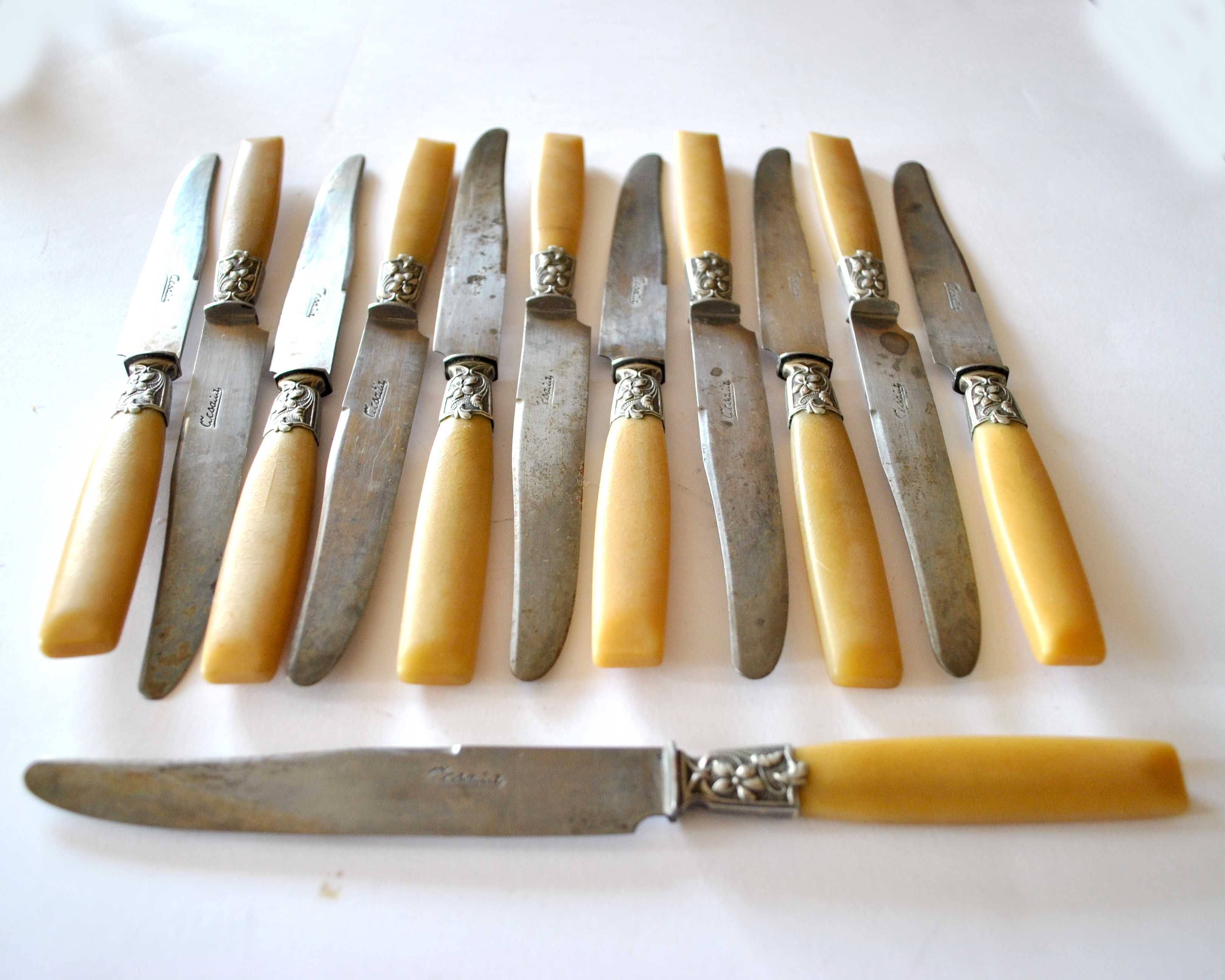 Series of 12 art nouveau knives in steel and beige bakelite 1900-1910