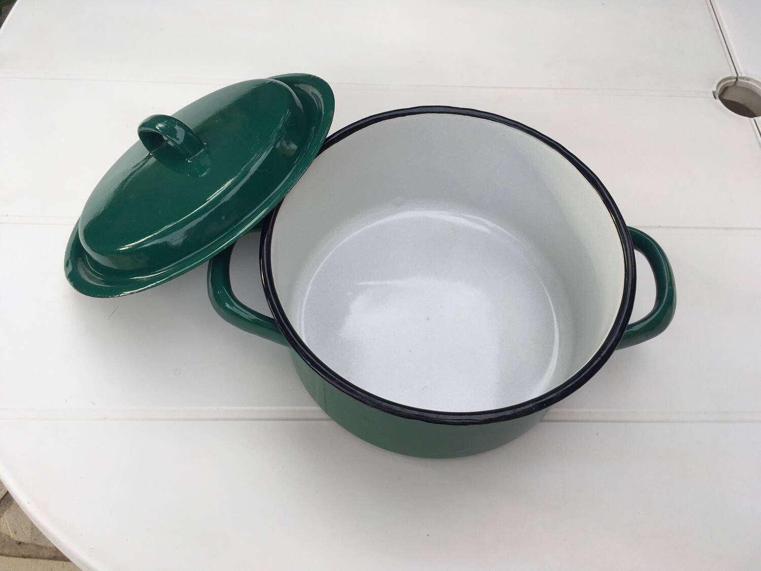 Enameled casserole dish