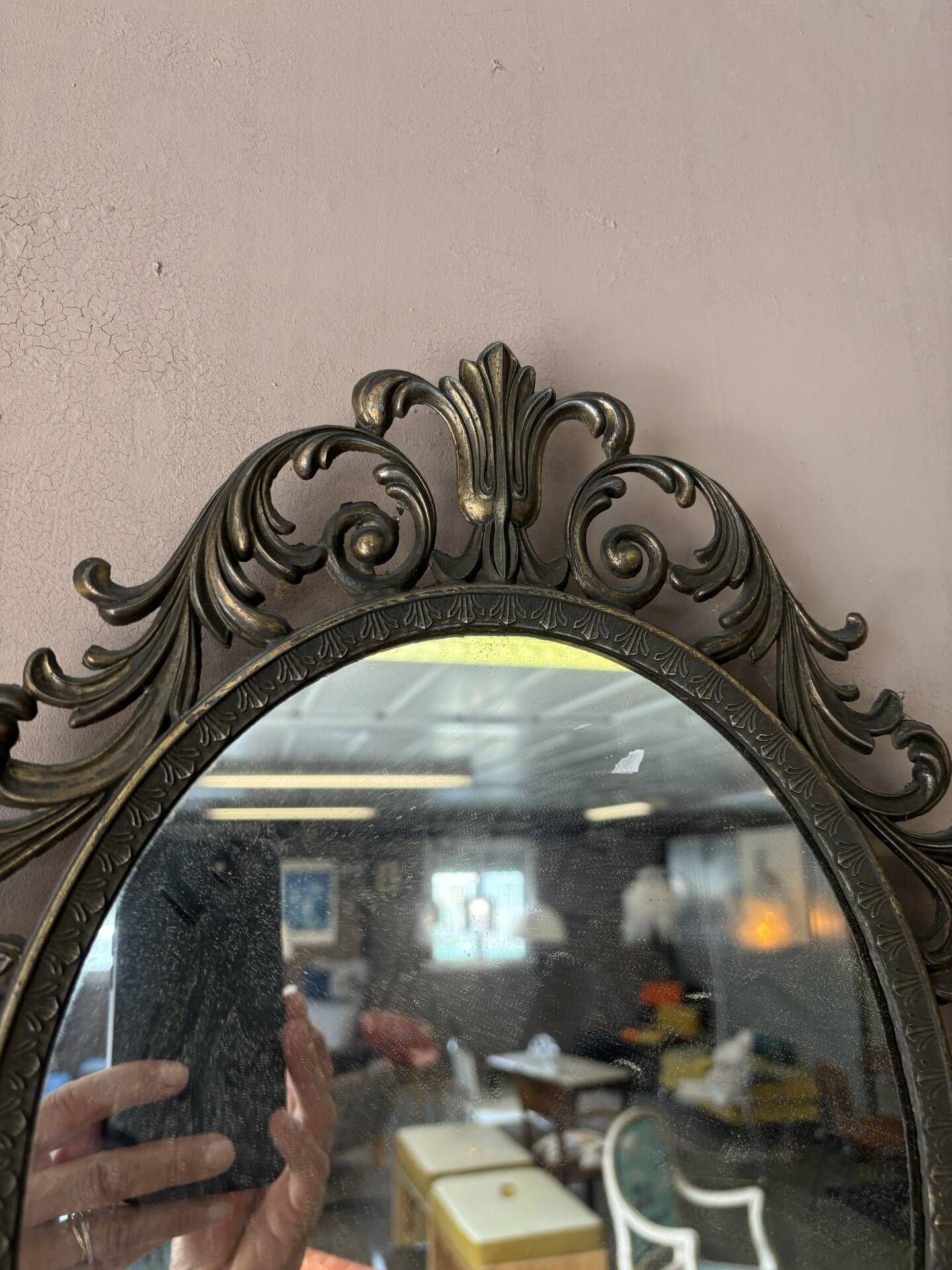 Miroir en bronze à volutes style rocaille
