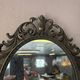 Miroir en bronze à volutes style rocaille