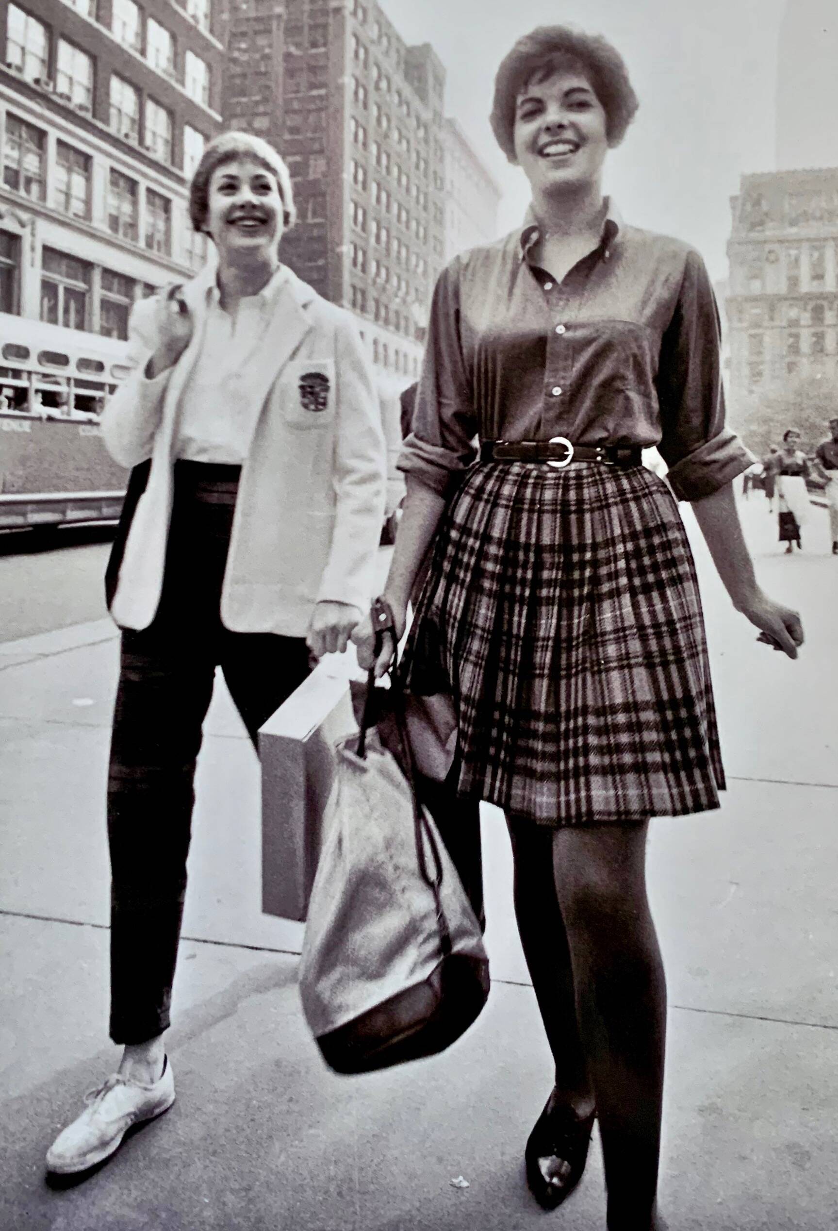 NEW YORK 1950s – 2 young women on 5th Avenue - Elegance & Street Life