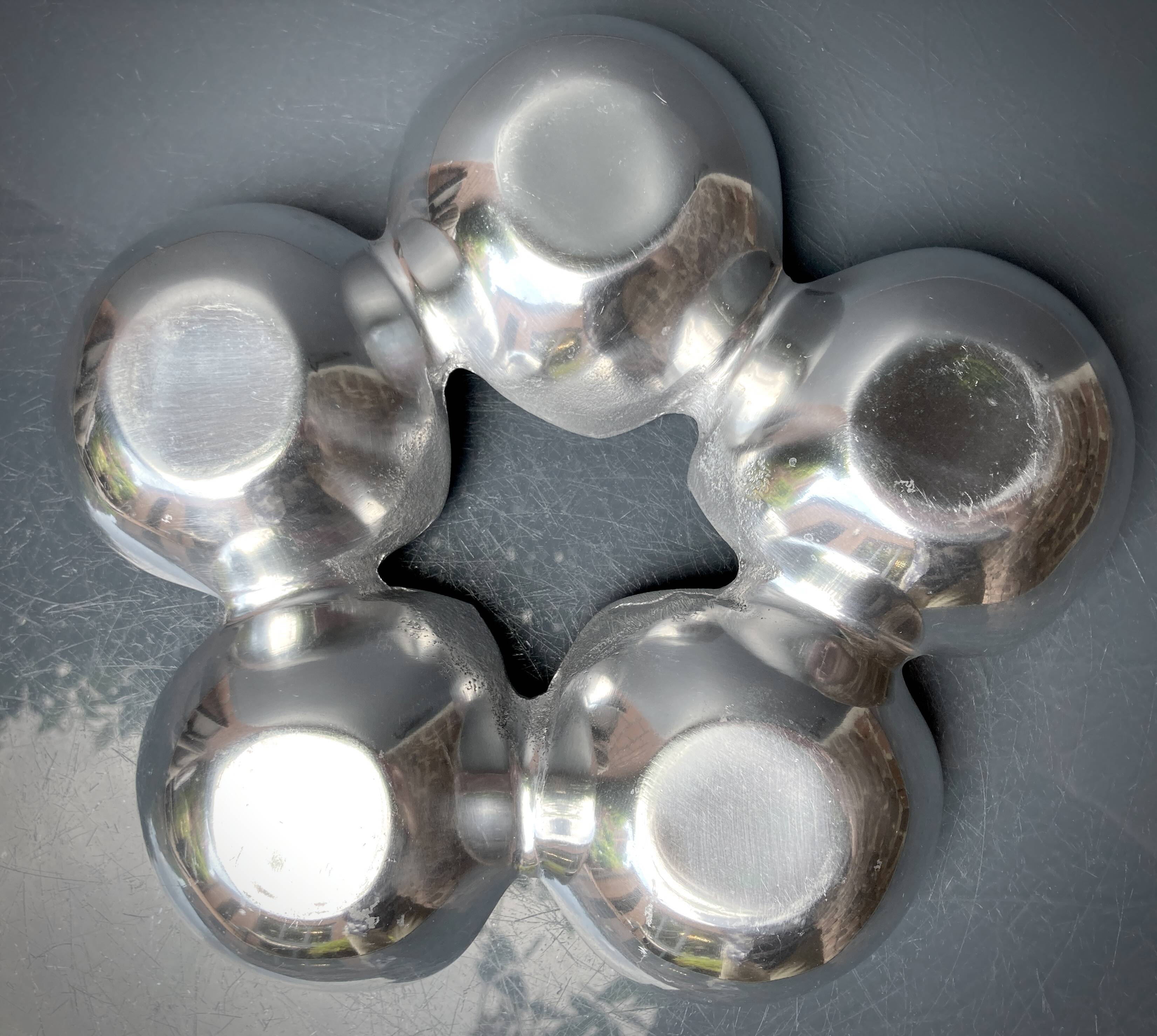 Ensemble de plats compartimentés en Inox Massif et émail écru