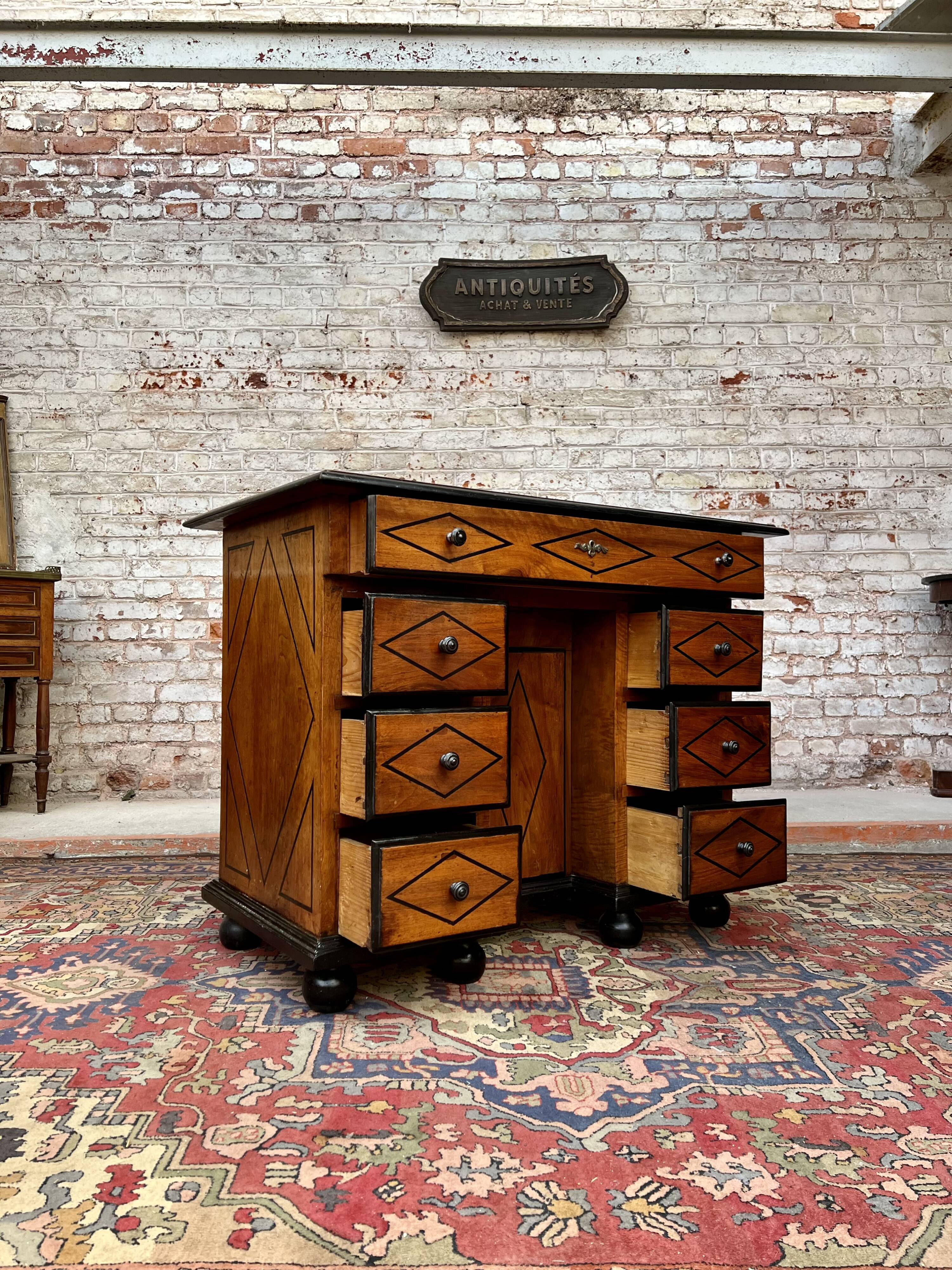 Moneychanger's desk in walnut and wooden net of Louis XIV period late seventeenth century