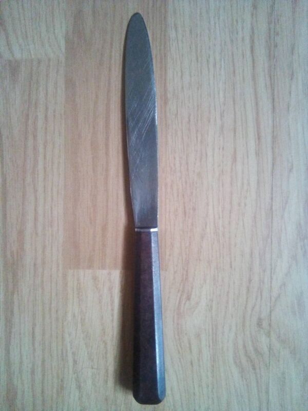 lot de 10 anciens couteaux en bakelite et en inox années 60 en bon état