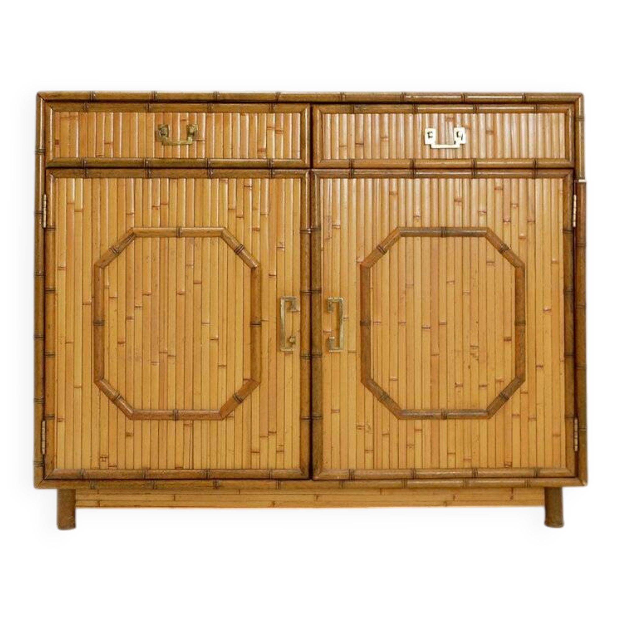 Commode en bambou avec 2 portes et 2 tiroirs - poignées en laiton, vers 1960.