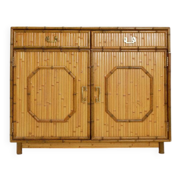 Commode en bambou avec 2 portes et 2 tiroirs - poignées en laiton, vers 1960.