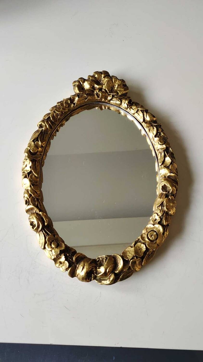 Hollywood Regency style oval Victorian mirror. In antique gold wood. 31 x 21cm