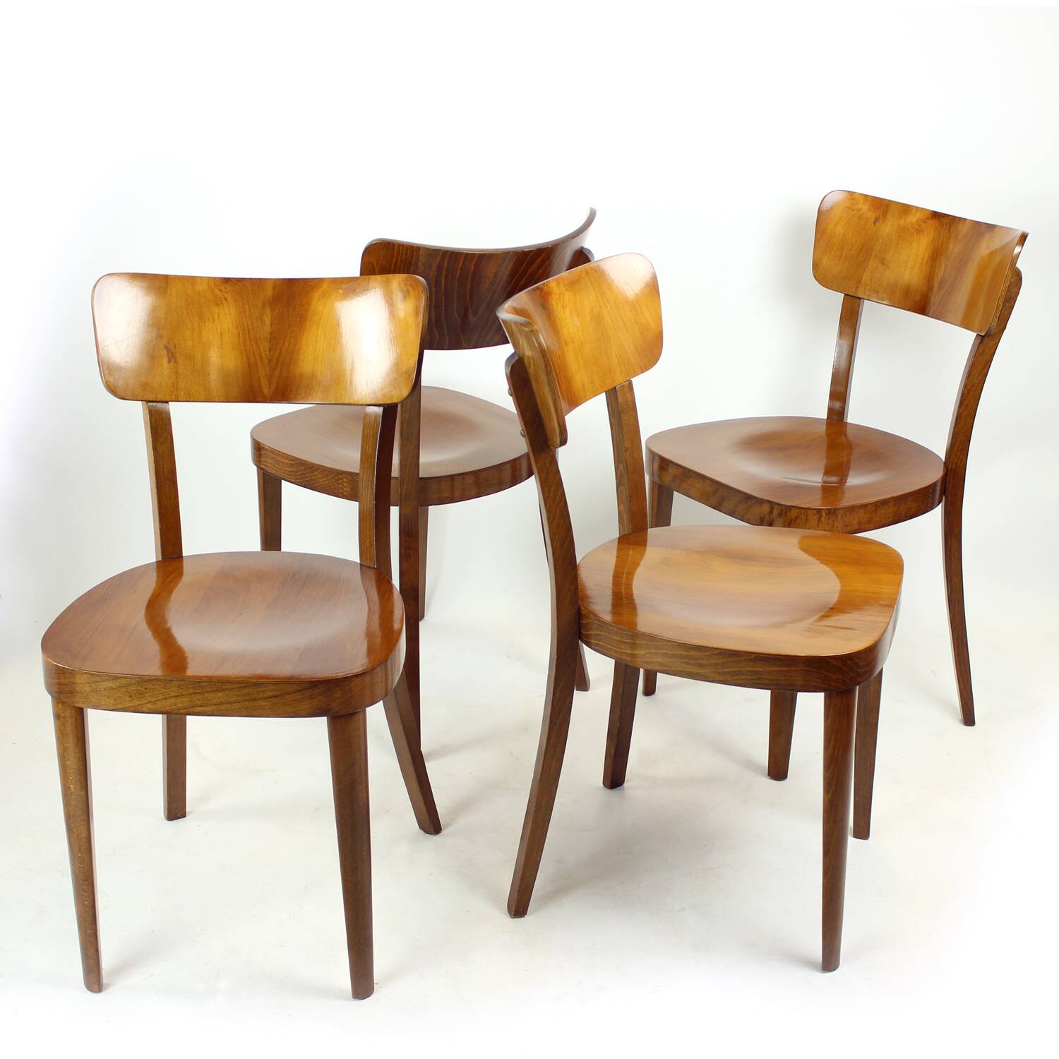 Ensemble de 4 chaises de salle à manger classiques Tatra en noyer, Tchécoslovaquie, années 1950