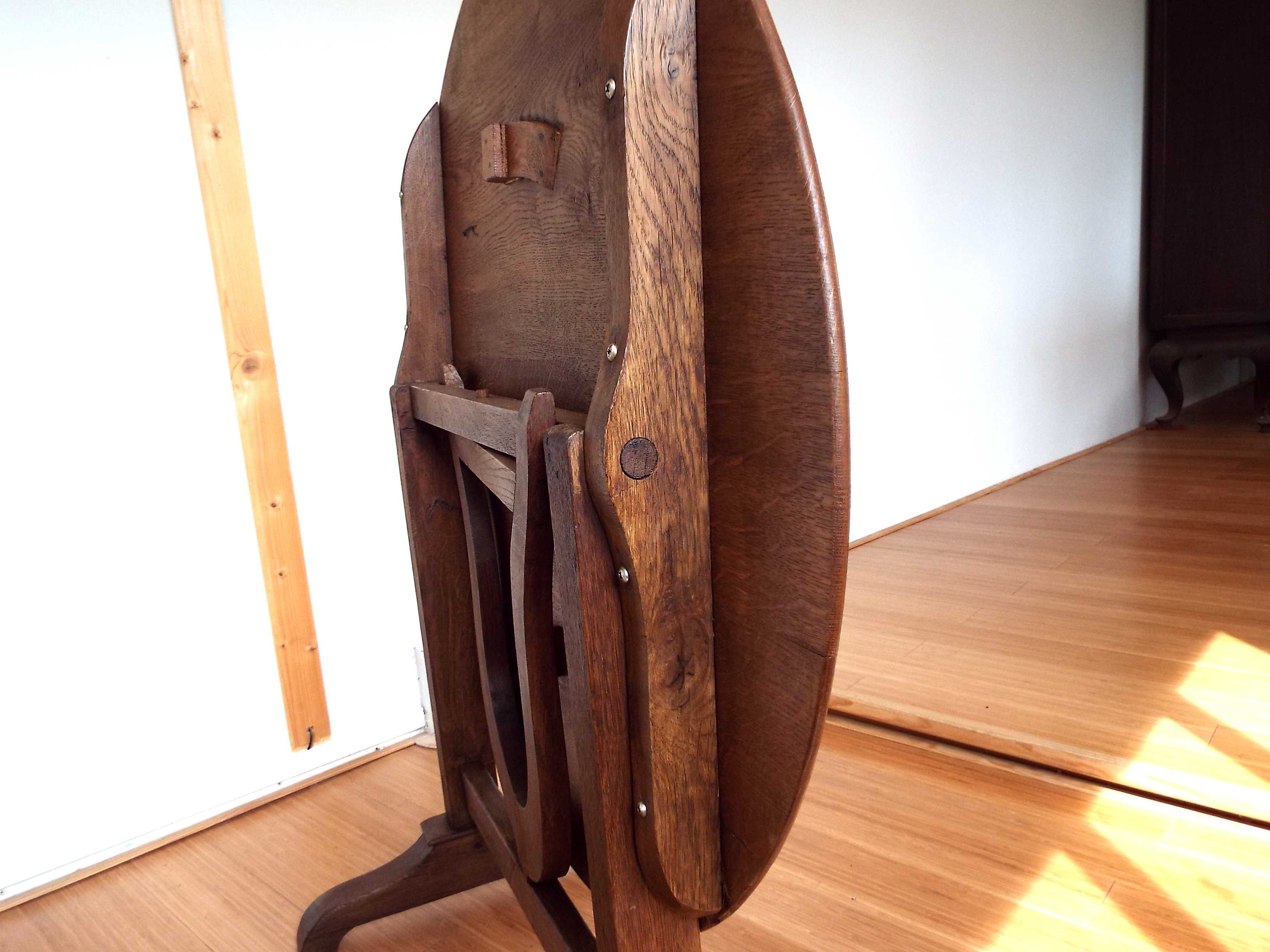 Folding round table winemaker