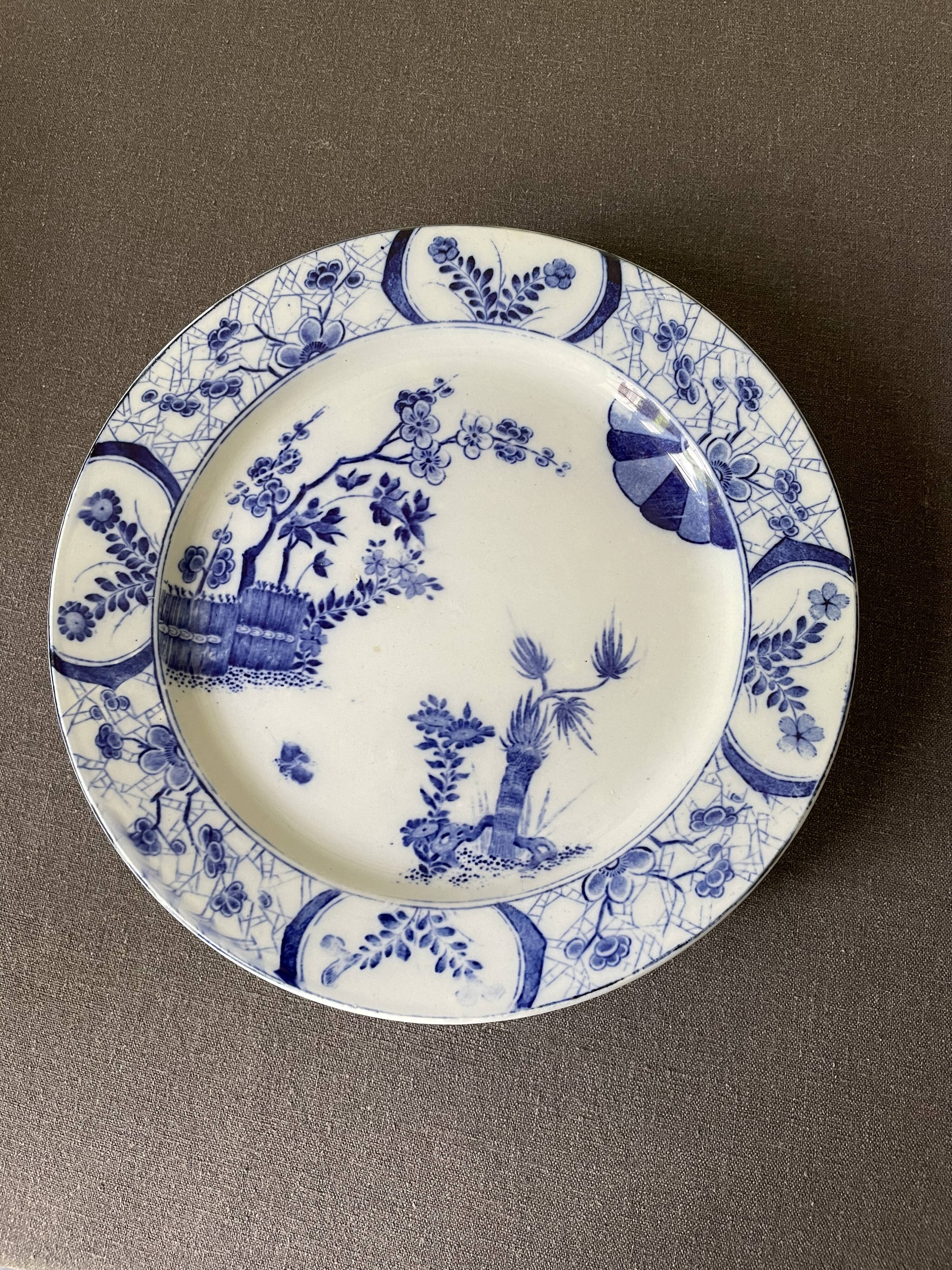 Assiette sur piédouche en faïence bleue et blanche Creil & Montereau, service "Japon", XIXème siècle