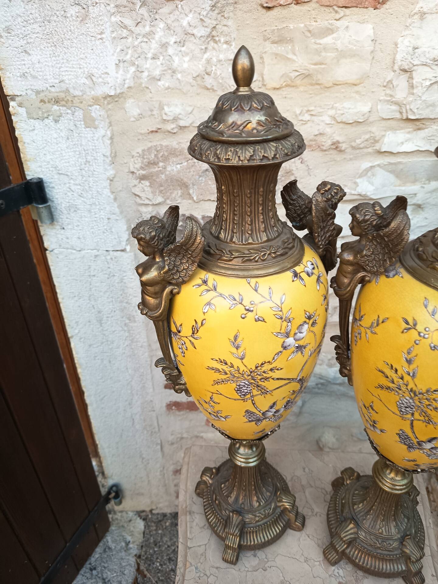 Paire de grands vases couverts - 60cm - faïence jaune