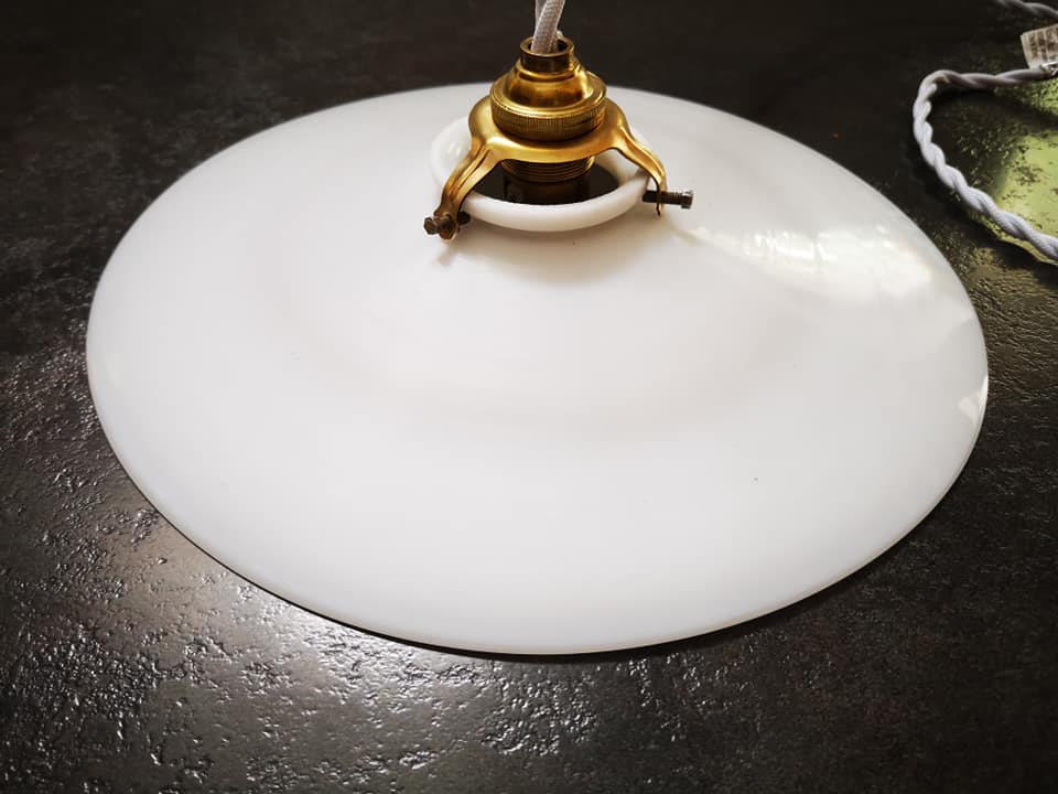 Lampshade suspension in opaline white