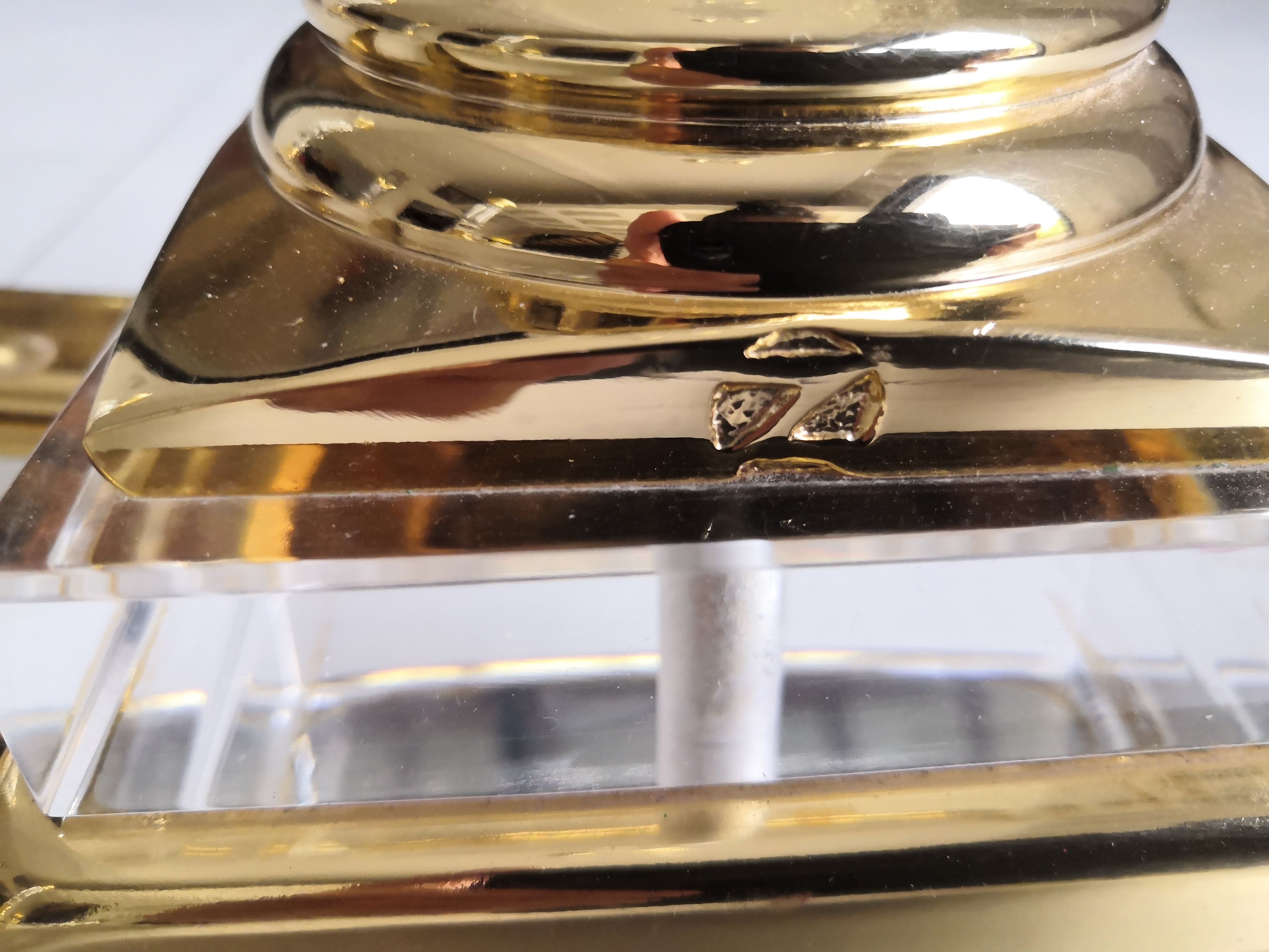 Glass and plexiglas coffee table altuglas