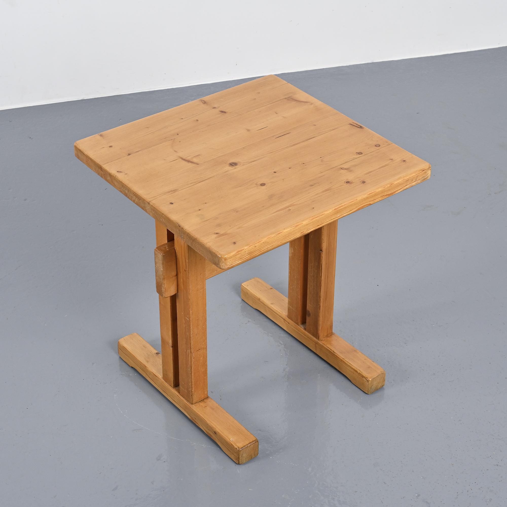 Les Arcs France, table en pin massif