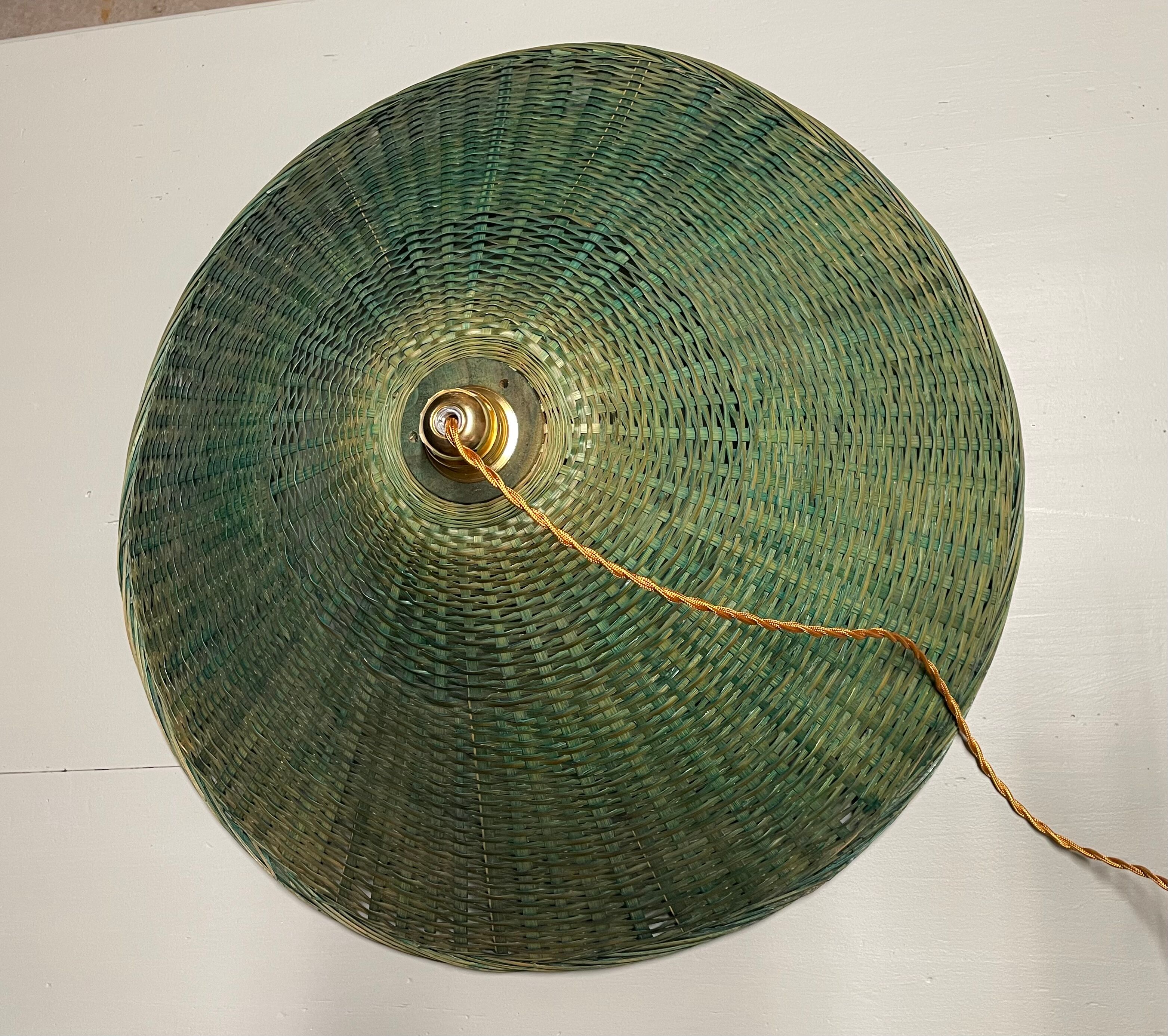 Suspension in green braided rattan