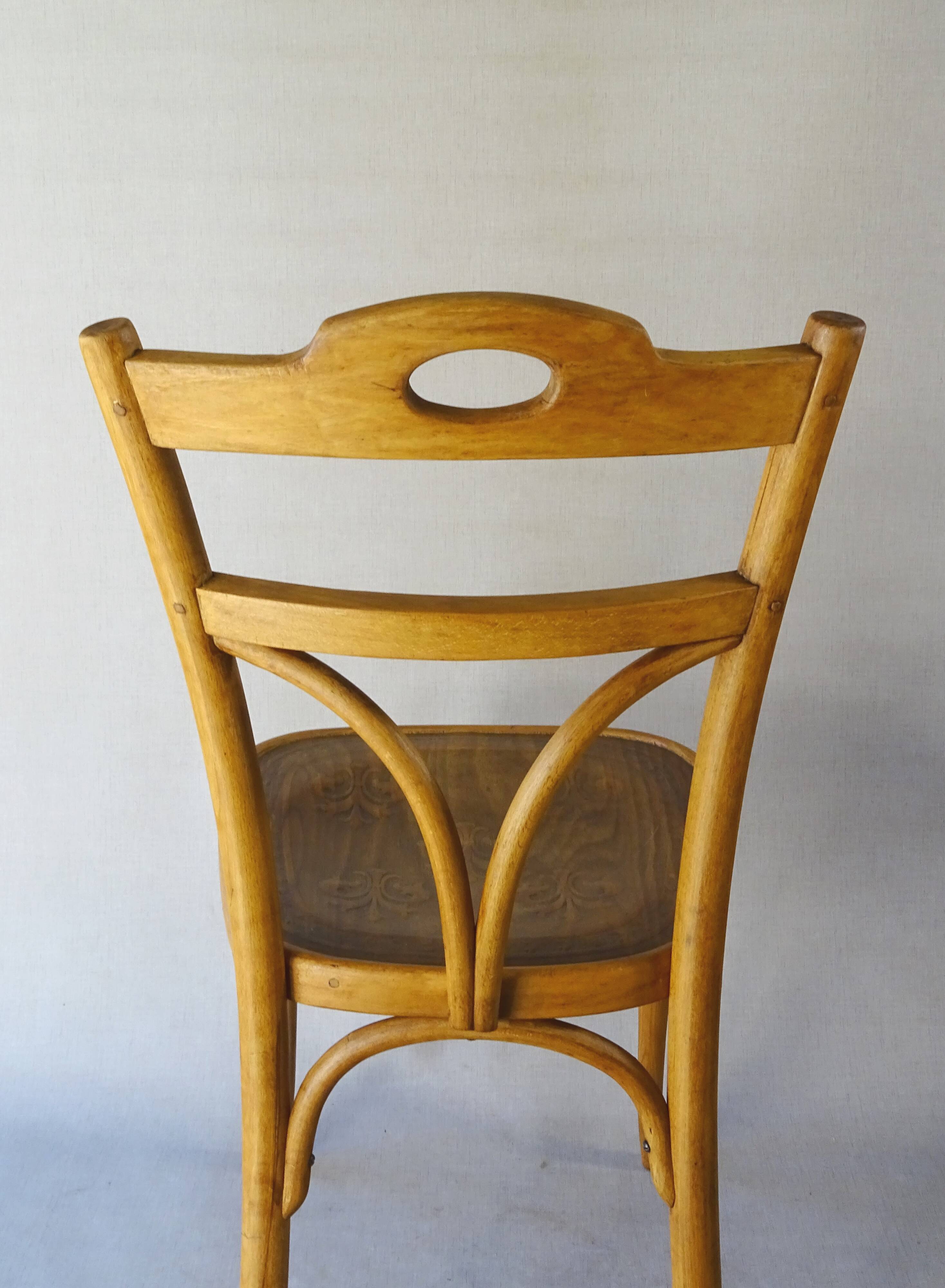 2 bistro chairs from 1905 by KOHN No. 187, wooden seats with 5 fleur-de-lis motifs