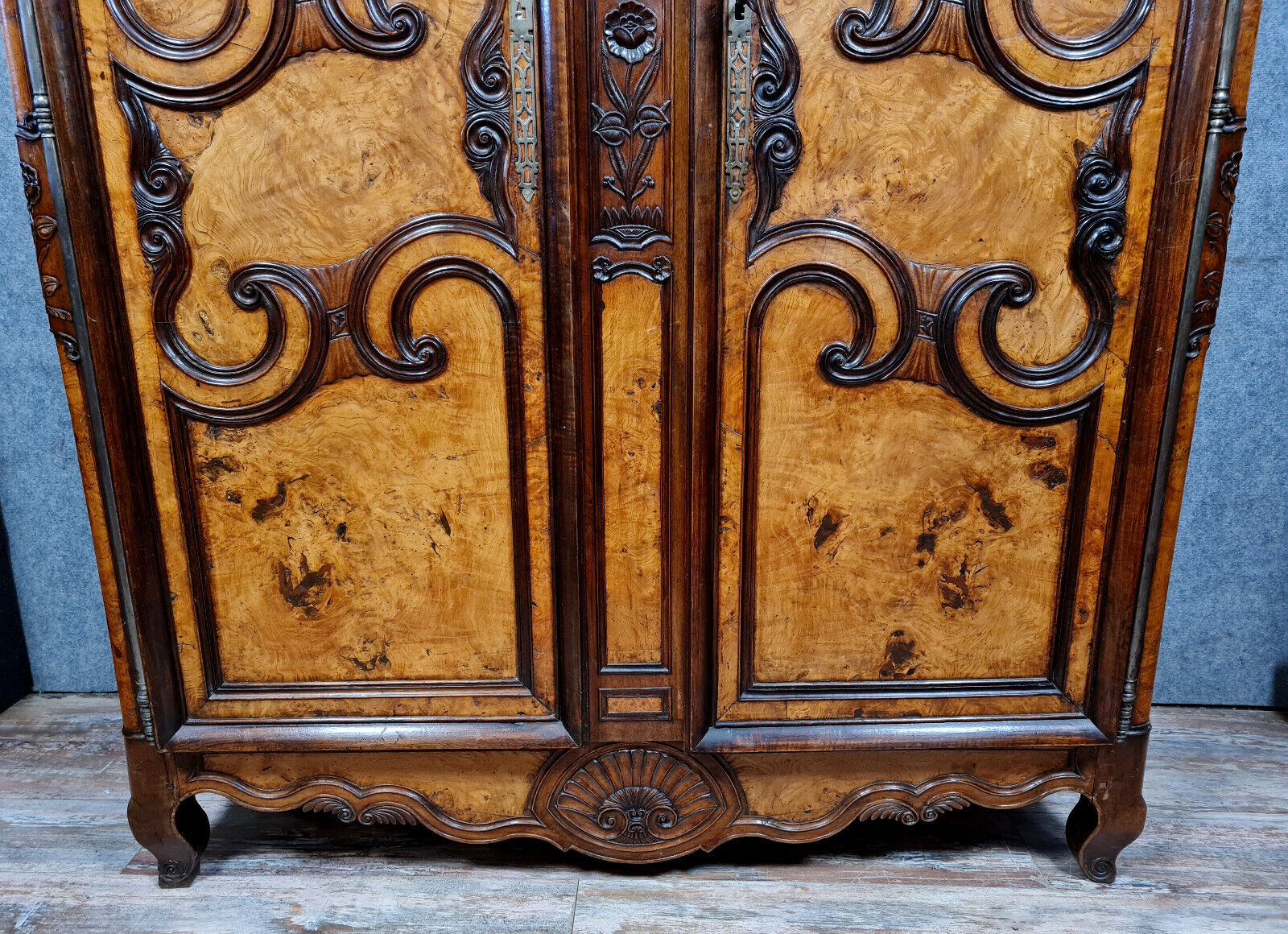 Bressane wardrobe Louis XV era with gendarme's hat in walnut and elm around 1750