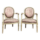 Paire de fauteuils dossier médaillon en bois laqué crème de style louis xvi