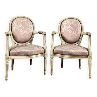 Paire de fauteuils dossier médaillon en bois laqué crème de style louis xvi