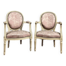 Paire de fauteuils dossier médaillon en bois laqué crème de style louis xvi