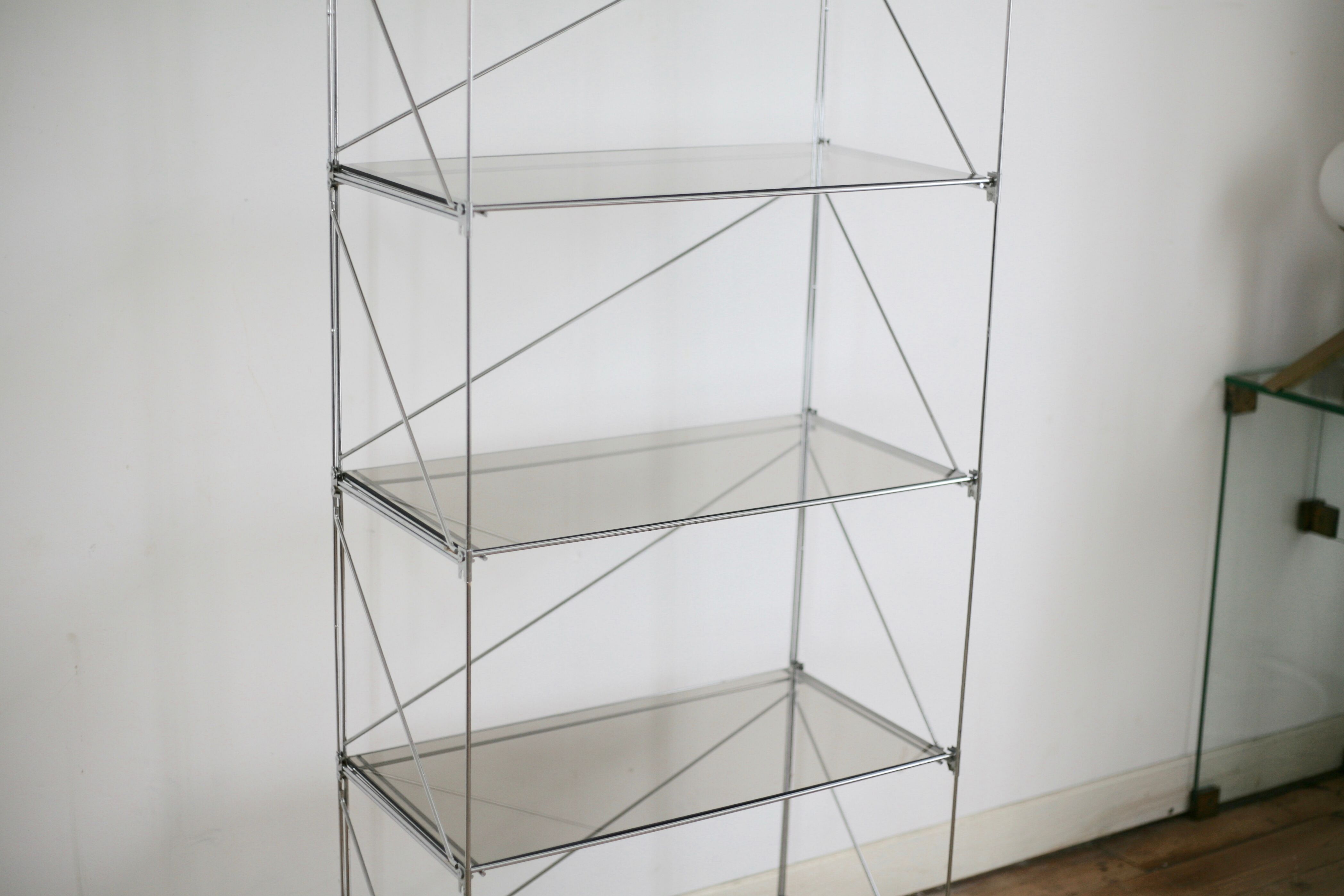 Etagère Isocèle de Max Sauze, acier et verre fumé, France circa 1970