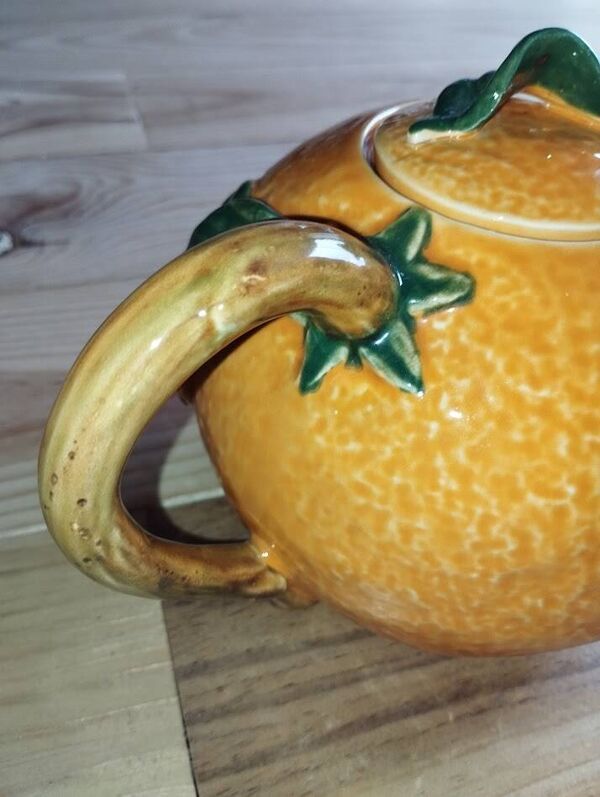 Théière vintage en céramique barbotine en forme d’orange – années 50